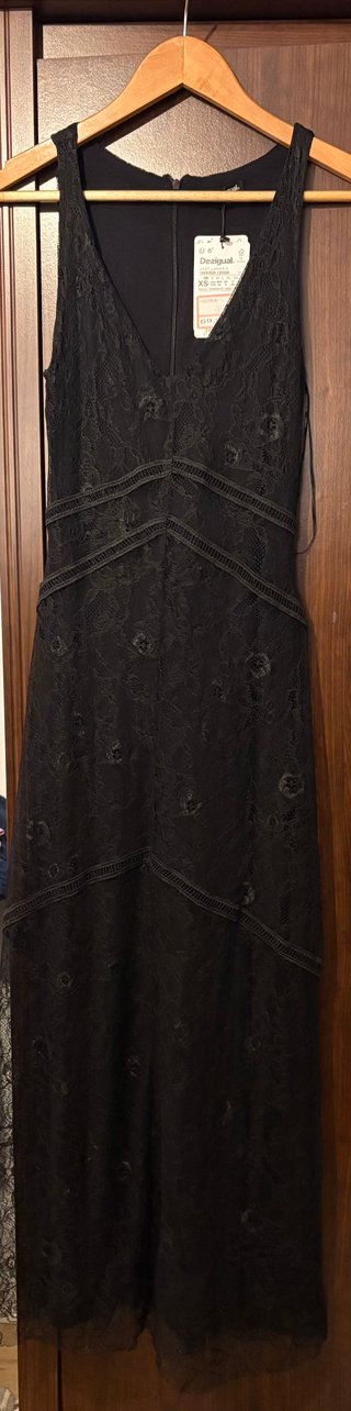 Vestido negro encaje desigual