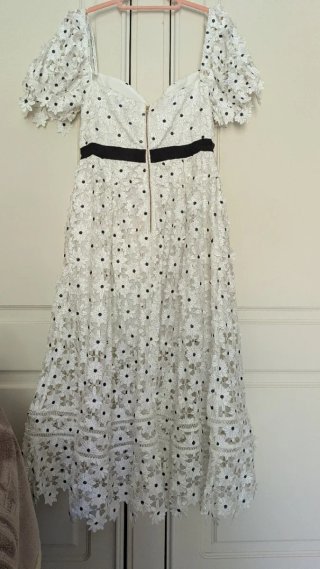Vestido de encaje blanco con flores