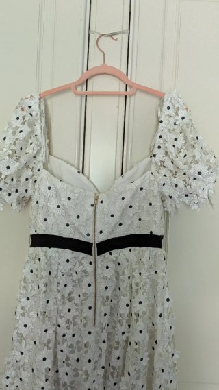Vestido de encaje blanco con flores