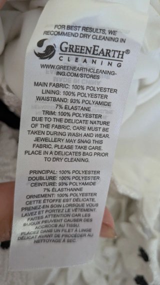 Vestido de encaje blanco con flores