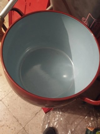 Olla grande roja esmaltada con tapa