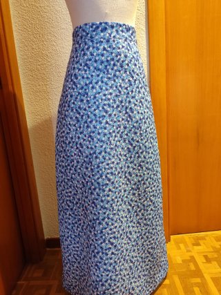 Falda larga estampada azul y blanca