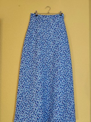 Falda larga estampada azul y blanca