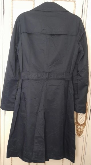 Trench negro brillante con cinturón
