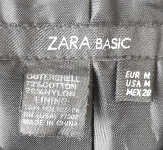 Trench negro brillante con cinturón