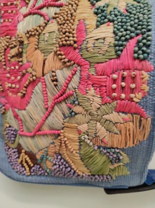 Bolso original bordado y con abalorios.