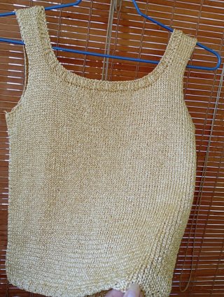 Camiseta de punto dorada
