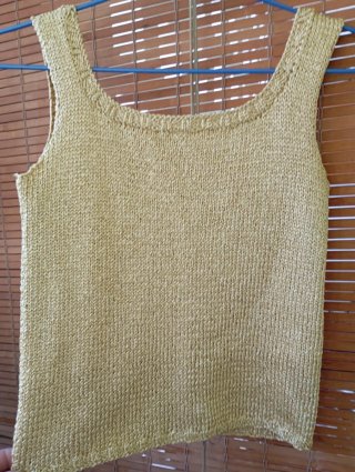 Camiseta de punto dorada