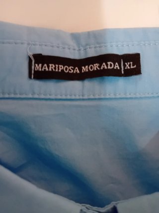 Blusa azul con bordado floral