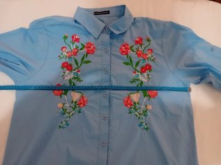 Blusa azul con bordado floral