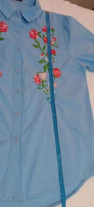 Blusa azul con bordado floral