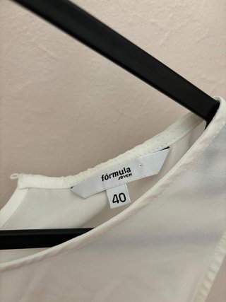 Blusa blanca sin mangas con tachuelas