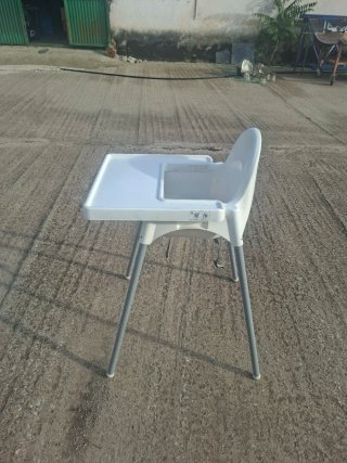 Trona blanca para bebé