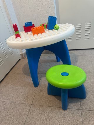 Tavolo e sgabello per costruzioni