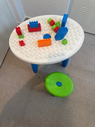 Tavolo e sgabello per costruzioni