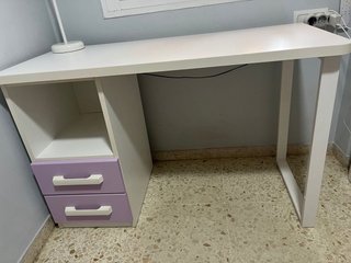 Escritorio blanco con cajones morados