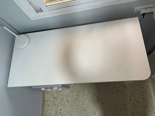 Escritorio blanco con cajones morados