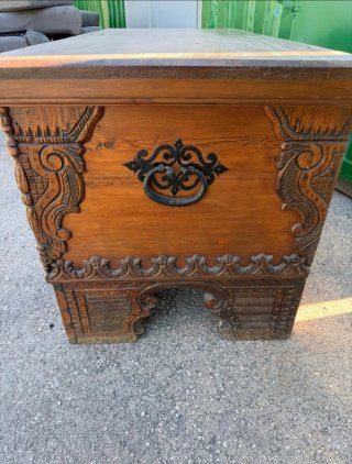 Baúl de madera antiguo tallado