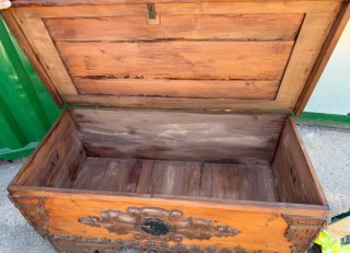 Baúl de madera antiguo tallado