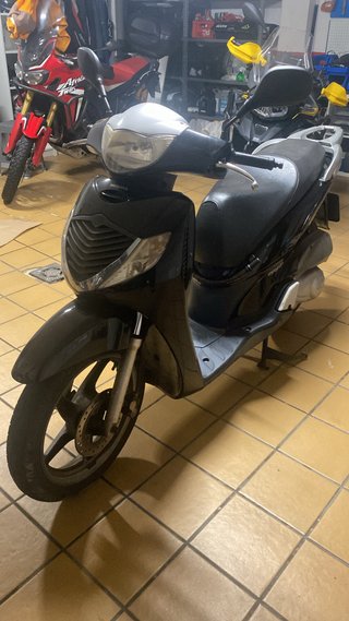 Honda SH 125i Scooter Negra Plata