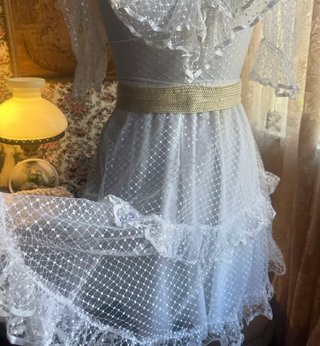 Vestido vintage blanco con volantes