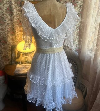Vestido vintage blanco con volantes