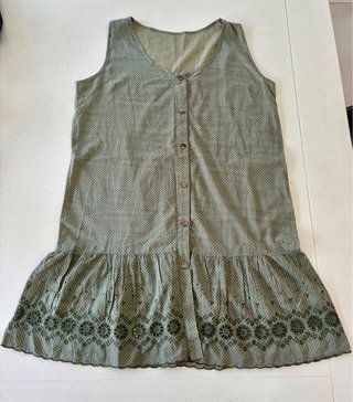 Vestido de verano verde con lunares