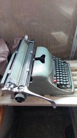 Máquina de escribir Olivetti Lexicon 80