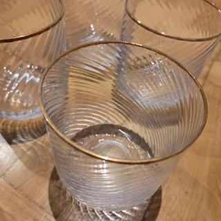 Vajilla de porcelana y cristal dorada