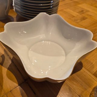 Vajilla de porcelana y cristal dorada