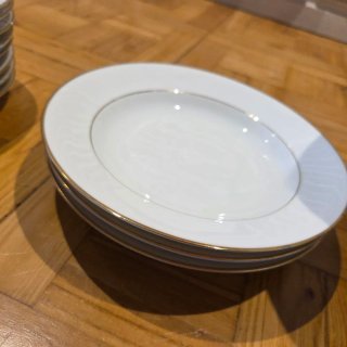 Vajilla de porcelana y cristal dorada