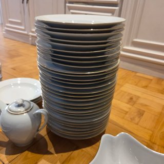 Vajilla de porcelana y cristal dorada