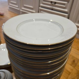 Vajilla de porcelana y cristal dorada