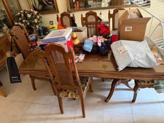 Mesa de comedor de madera con marquetería