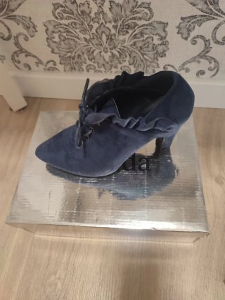 Zapatos de tacón azul con cordones