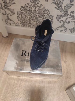 Zapatos de tacón azul con cordones