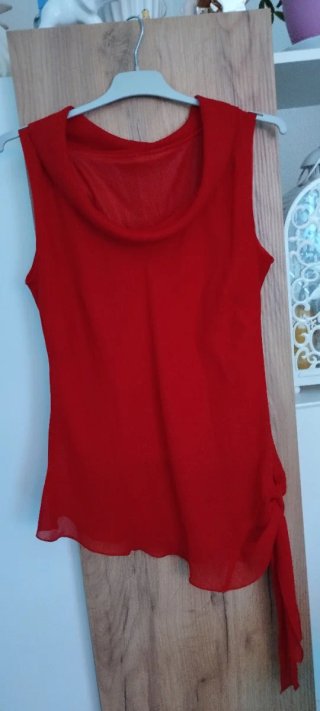 Blusa roja sin mangas