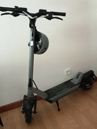 Patinete Eléctrico Gris con Casco