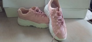 Deportivas rosas con suela blanca