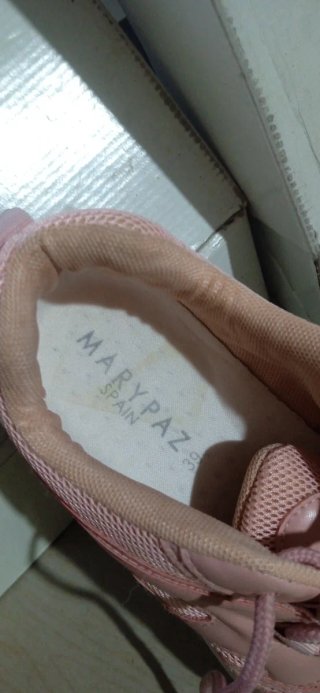 Deportivas rosas con suela blanca