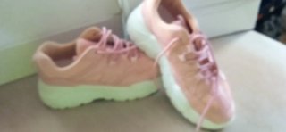 Deportivas rosas con suela blanca