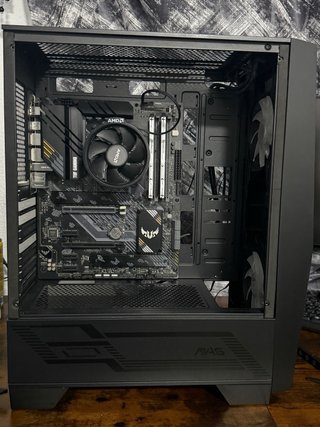 PC Gaming MSI con luces LED