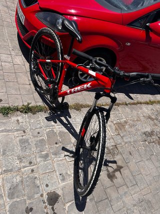 Bicicleta de montaña Trek roja