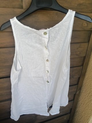 Blusa blanca sin mangas con botones