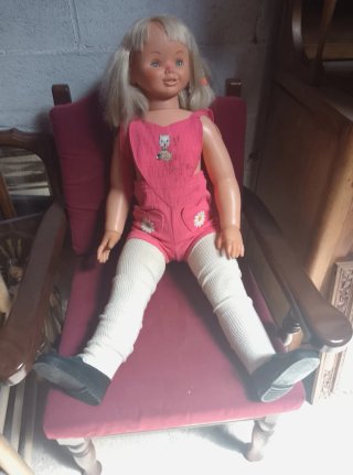 Muñeca grande rubia con mono rosa