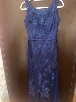 Vestido largo azul con pedrería