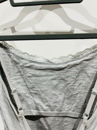 Camiseta básica de tirantes gris. Solo envío