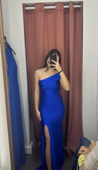 Vestido azul de fiesta con abertura