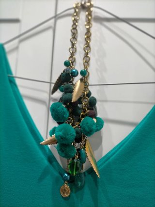 Vestido verde con gargantilla
