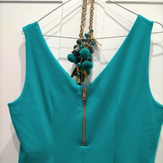 Vestido verde con gargantilla